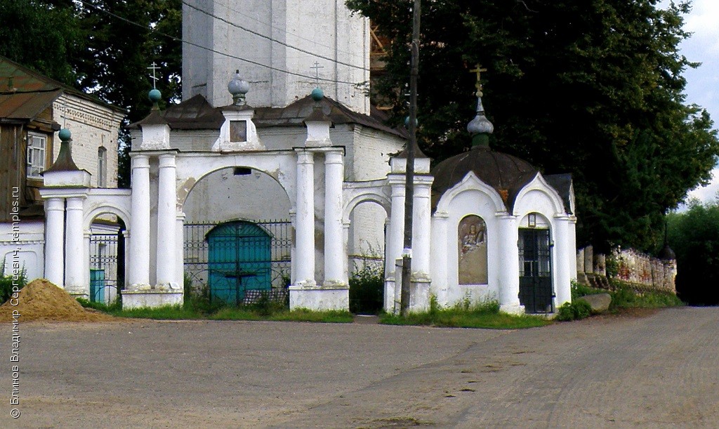 Часовня привратная при Троицкой церкви в Холуе